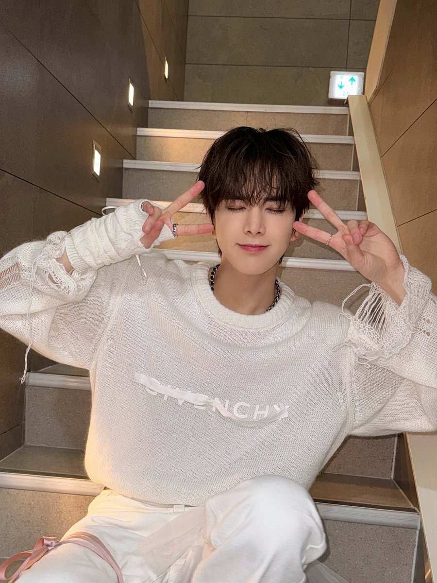 [📸] 더보이즈 영훈 쇼!음악중심 MC 완료🍞 오늘도 더비들의 마음을 녹인 천사 말티즈 빵훈🎀 매력에 끝이 없는 영훈과 음빵중심으로 행복한 토요일 보내세요❣️

#THEBOYZ #더보이즈