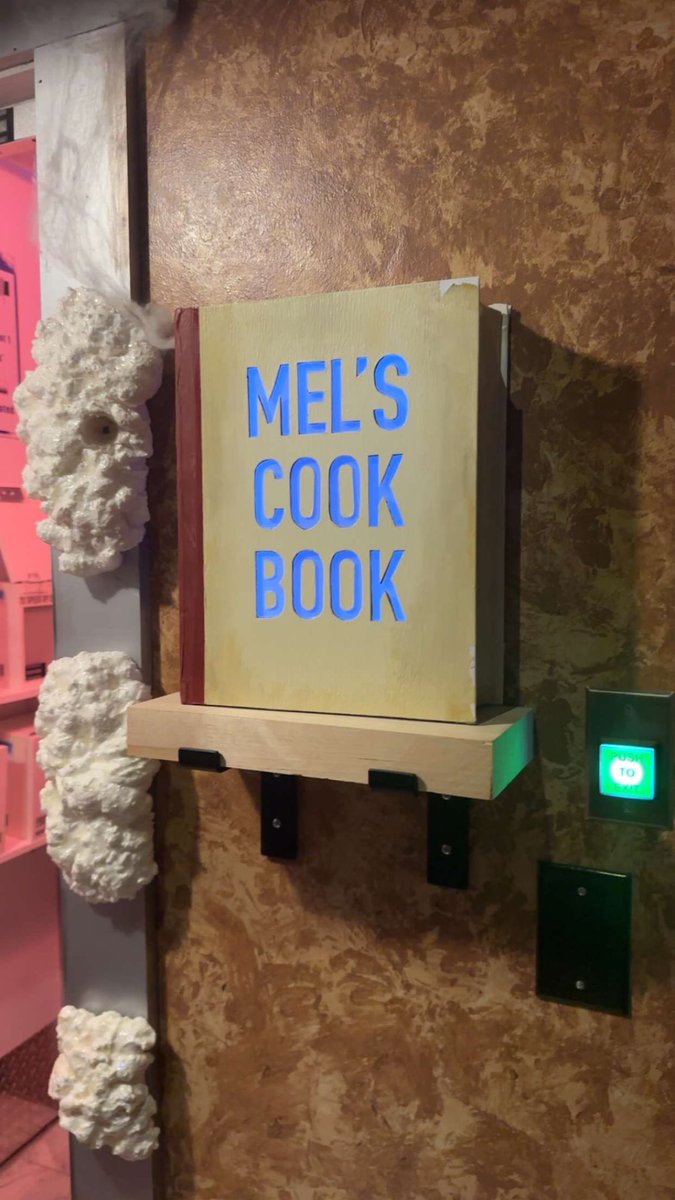 griddykirk35's tweet photo. One of my buddies since high school @GeraldFree1965 just sent me this. 🤣🤣🤣 Man I know Mel’s Diner is nationally recognized but these fans are getting out of hand. Thanks for the Love Boro escape room. Side note, if y’all want fine dining and fun head to Mel’s diner in Paris TN https://t.co/hoXsns4jdM