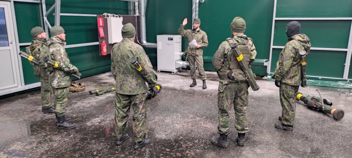 VesaSundqvist's tweet photo. Uuden karhea kaarihallimme ensi kertaa käytössä koulutusviikonloppumme tukena Santahaminassa. Ja kun hetkittäin vettä tulee kuin aisaa, niin haukkuuhan se heti ensi puraisulla hintaansa 😉. Ensimmäisenä hallissa treenasi maakuntajoukko ylikersantti Mikko Lähteelän johdolla👍 #mpk https://t.co/R85tvQnaq4