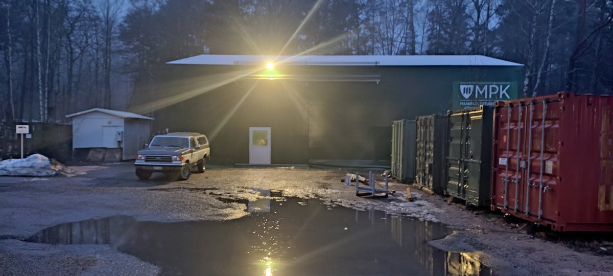 VesaSundqvist's tweet photo. Uuden karhea kaarihallimme ensi kertaa käytössä koulutusviikonloppumme tukena Santahaminassa. Ja kun hetkittäin vettä tulee kuin aisaa, niin haukkuuhan se heti ensi puraisulla hintaansa 😉. Ensimmäisenä hallissa treenasi maakuntajoukko ylikersantti Mikko Lähteelän johdolla👍 #mpk https://t.co/R85tvQnaq4
