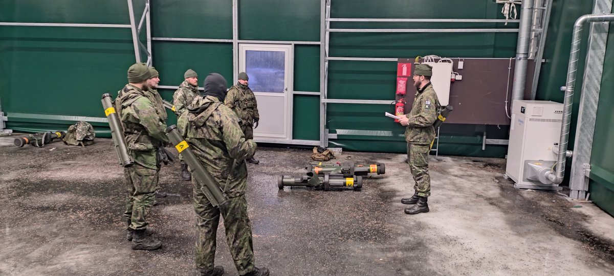 VesaSundqvist's tweet photo. Uuden karhea kaarihallimme ensi kertaa käytössä koulutusviikonloppumme tukena Santahaminassa. Ja kun hetkittäin vettä tulee kuin aisaa, niin haukkuuhan se heti ensi puraisulla hintaansa 😉. Ensimmäisenä hallissa treenasi maakuntajoukko ylikersantti Mikko Lähteelän johdolla👍 #mpk https://t.co/R85tvQnaq4