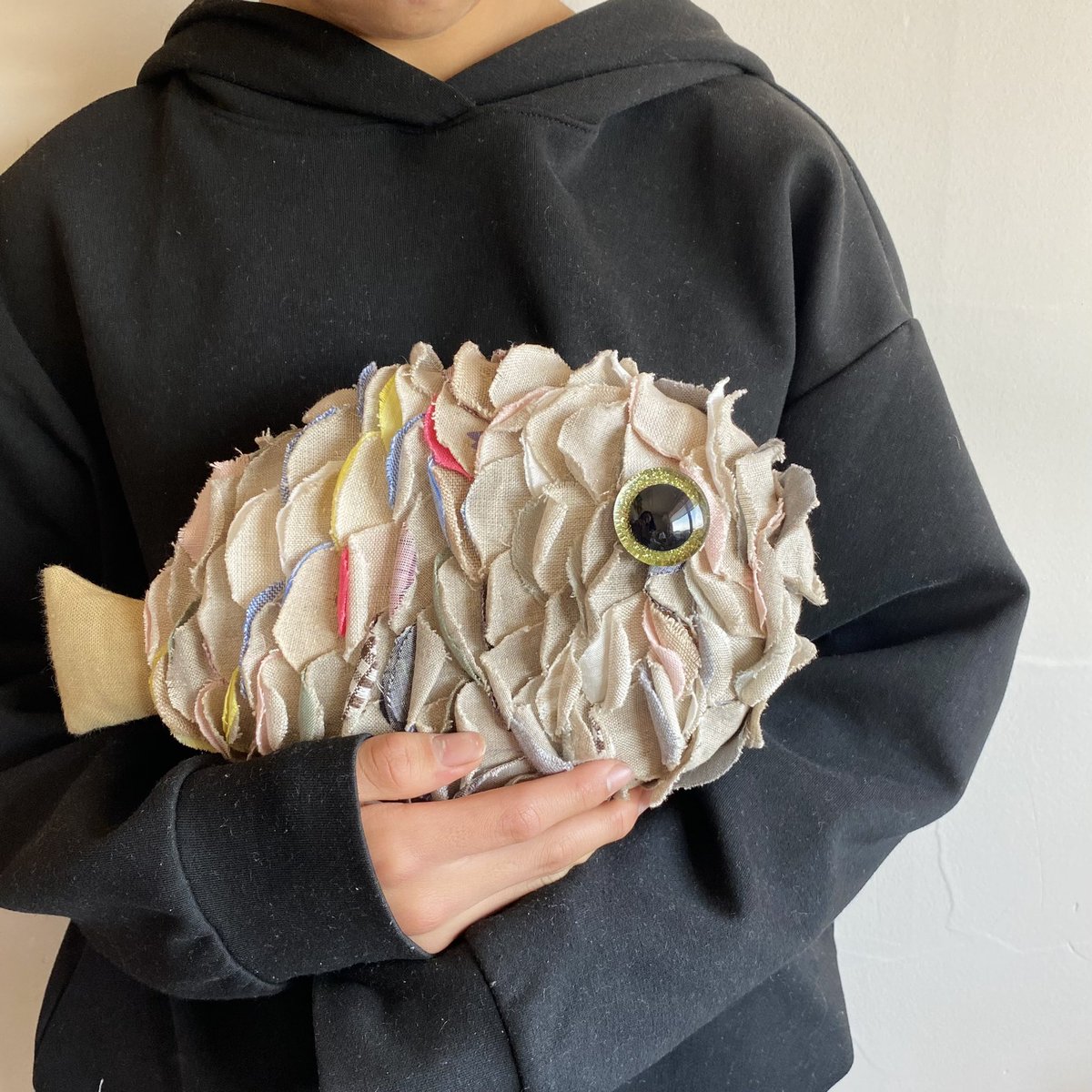 monaka_making's tweet photo. 魚ちゃんのぬいぐるみ完成しました！
布がいつもの2倍くらいだったから分厚くって目の装着に苦戦。
夫にこれはなんなんですか？と不思議がられたけど、みようによっては謎の生物にもみえる
#魚 https://t.co/9orCt8gKOm