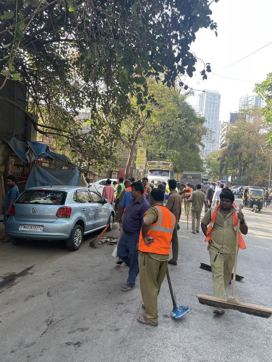 SanjiivGudal's tweet photo. @MumbaiPolice @CPMumbaiPolice @CMOMaharashtra @Dev_Fadnavis @mieknathshinde @mybmc @MMVD_RTO @MTPHereToHelp

There is a serious problem of illegal hawkers and wrong vehicle parking near dindoshi bus depot and CNG Pump. Needs attention at earliest. https://t.co/kVlxL8xxIm