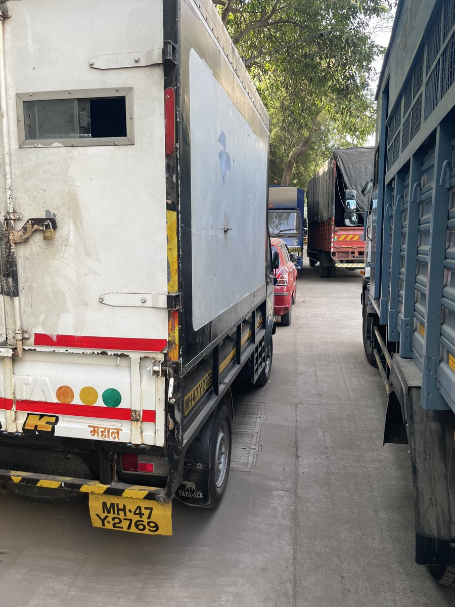 SanjiivGudal's tweet photo. @MumbaiPolice @CPMumbaiPolice @CMOMaharashtra @Dev_Fadnavis @mieknathshinde @mybmc @MMVD_RTO @MTPHereToHelp

There is a serious problem of illegal hawkers and wrong vehicle parking near dindoshi bus depot and CNG Pump. Needs attention at earliest. https://t.co/kVlxL8xxIm