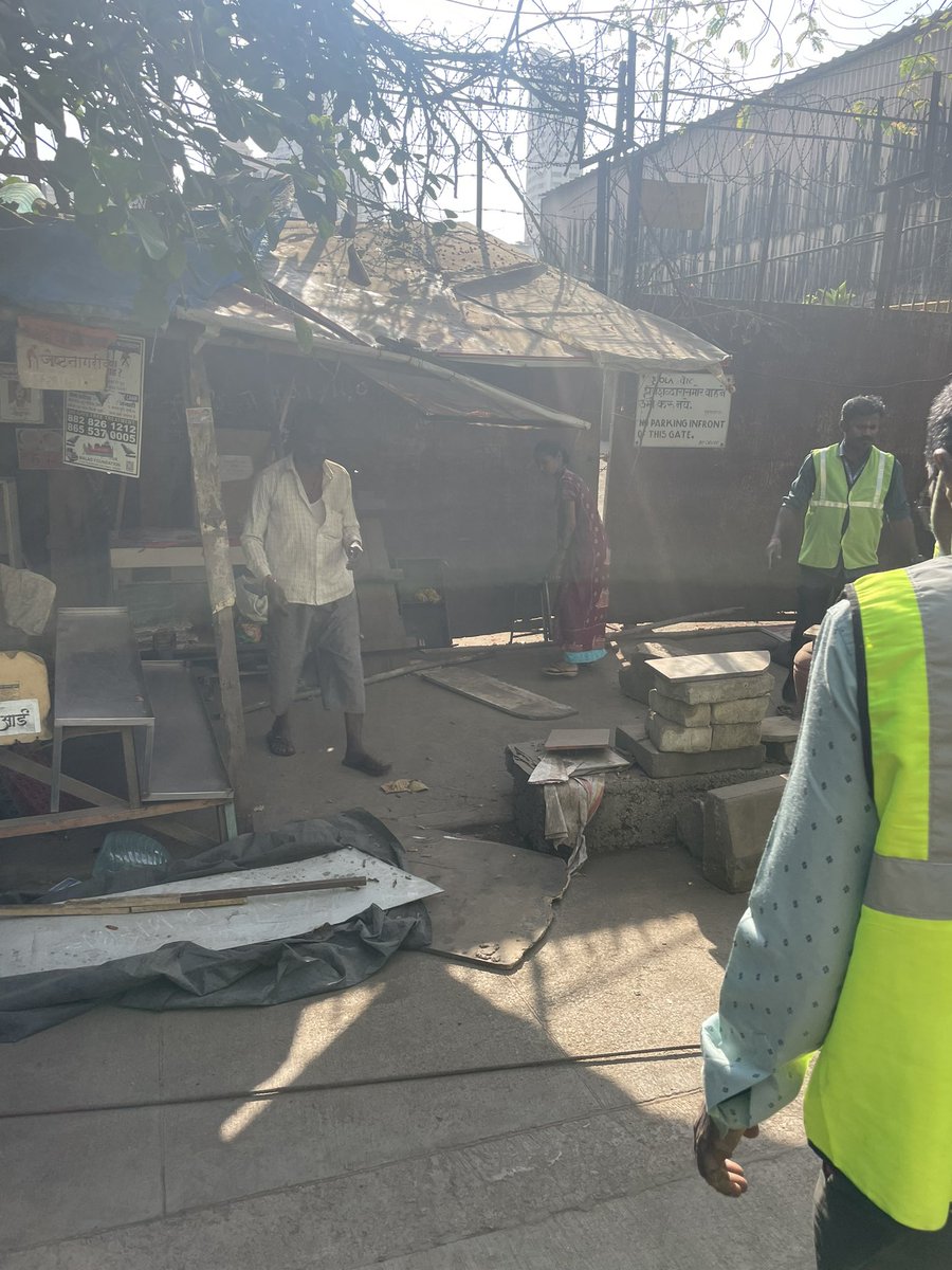 SanjiivGudal's tweet photo. @MumbaiPolice @CPMumbaiPolice @CMOMaharashtra @Dev_Fadnavis @mieknathshinde @mybmc @MMVD_RTO @MTPHereToHelp

There is a serious problem of illegal hawkers and wrong vehicle parking near dindoshi bus depot and CNG Pump. Needs attention at earliest. https://t.co/kVlxL8xxIm