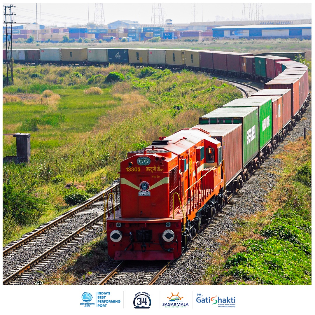 A mesmerizing scene unfolds as a cargo train navigates through the vibrant surroundings of JNPA, capturing the essence of its scenic beauty in a single frame.
.
.
#JNPA #ShotAtJNPA #photograghy #beauty #trains #cargotrains #maritime #nature #industry