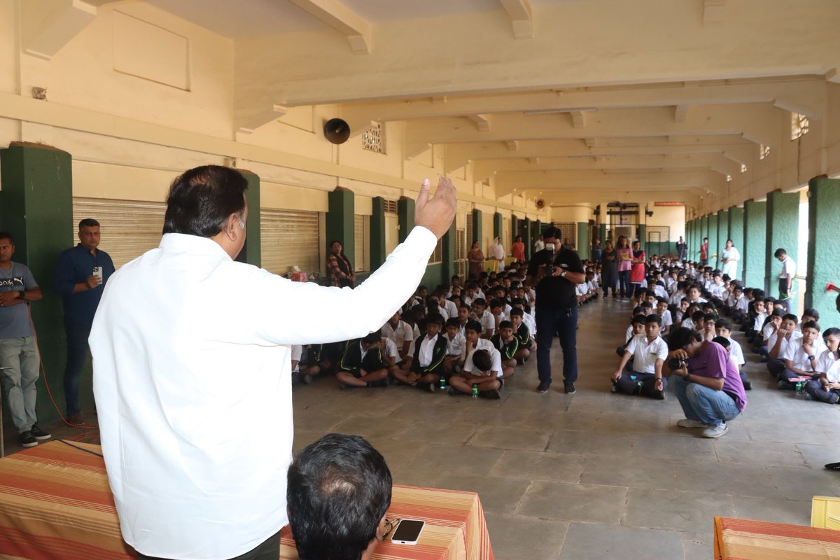 Launched recyclable plastic benches at Saint Stanislaus School, Hill Road, Bandra! Thanks to the Bhamala Foundation for organizing this event on #WorldRecycleDay. A small step for a greener planet! ग्लोबल रिसायकल दिनानिमित्त भामला फाऊंडेशनच्या वतीने आयोजित कार्यक्रमात वांद्रे…