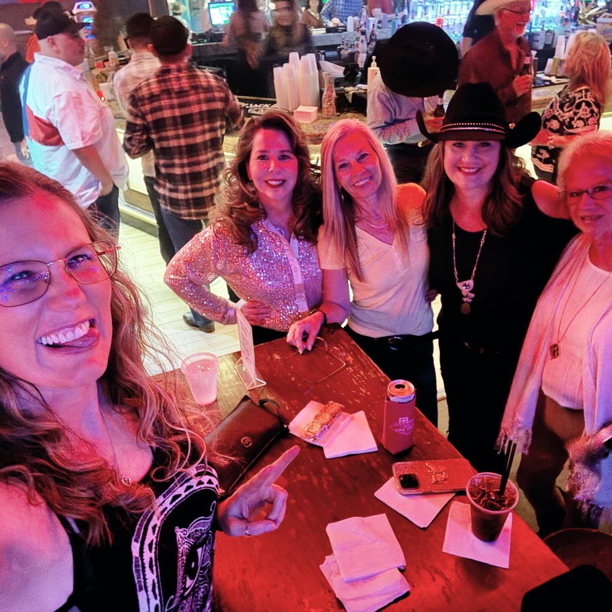 ShandaUTSA's tweet image. Great concert, great drinks, GREAT PEOPLE! #aaronwatson @ThirstyHorseTX