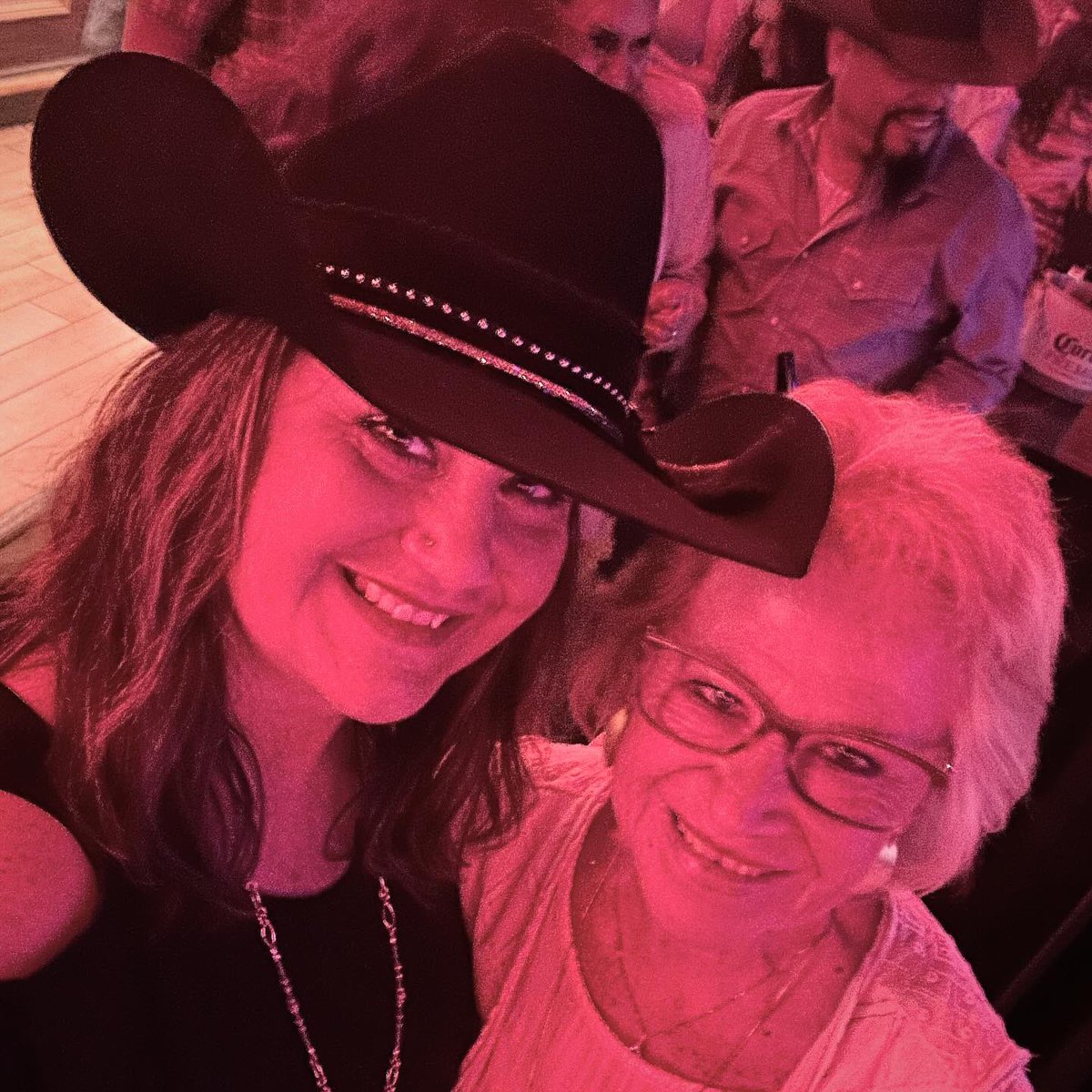 ShandaUTSA's tweet image. Great concert, great drinks, GREAT PEOPLE! #aaronwatson @ThirstyHorseTX