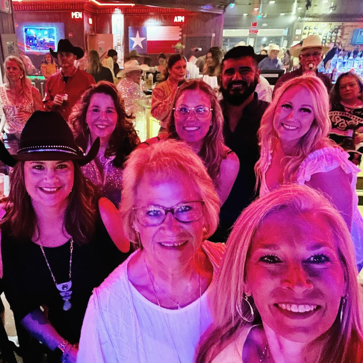 ShandaUTSA's tweet image. Great concert, great drinks, GREAT PEOPLE! #aaronwatson @ThirstyHorseTX