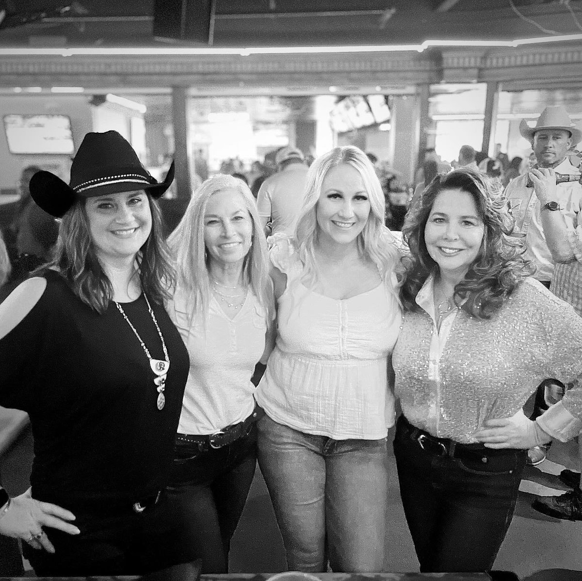 ShandaUTSA's tweet image. Great concert, great drinks, GREAT PEOPLE! #aaronwatson @ThirstyHorseTX