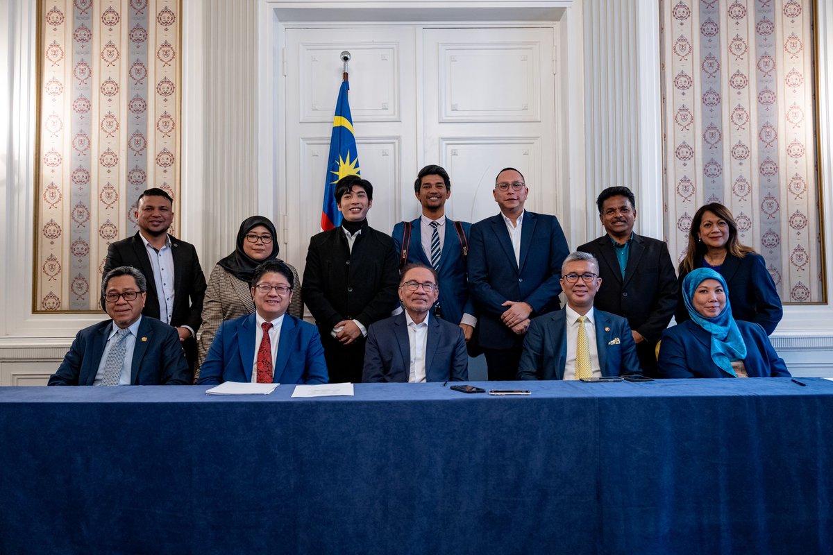 Menamatkan lawatan rasmi selama lima hari ke Jerman.

Secara keseluruhannya, lawatan sulung saya ke Jerman ini mencapai objektifnya dari aspek mengukuhkan persahabatan yang sedia erat antara kedua-dua negara serta meningkatkan
kerjasama perdagangan dan peluang pelaburan untuk