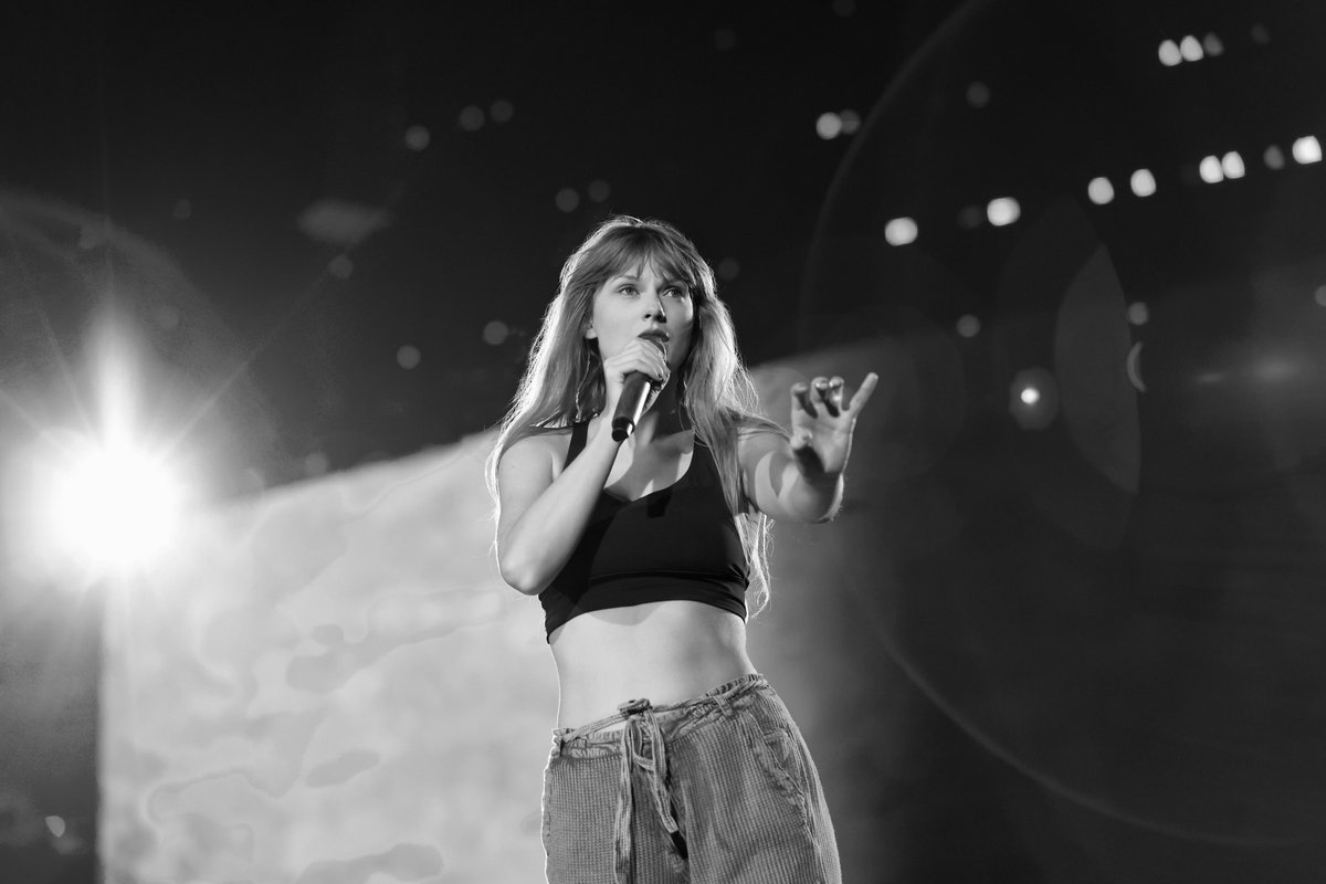 updateswiftbr's tweet photo. Há um ano, Taylor Swift divulgava as primeiras imagens dos ensaios da sua nova turnê histórica, "The Eras Tour". 🥹

"Na minha era Eras." https://t.co/NNfXLLkNe9