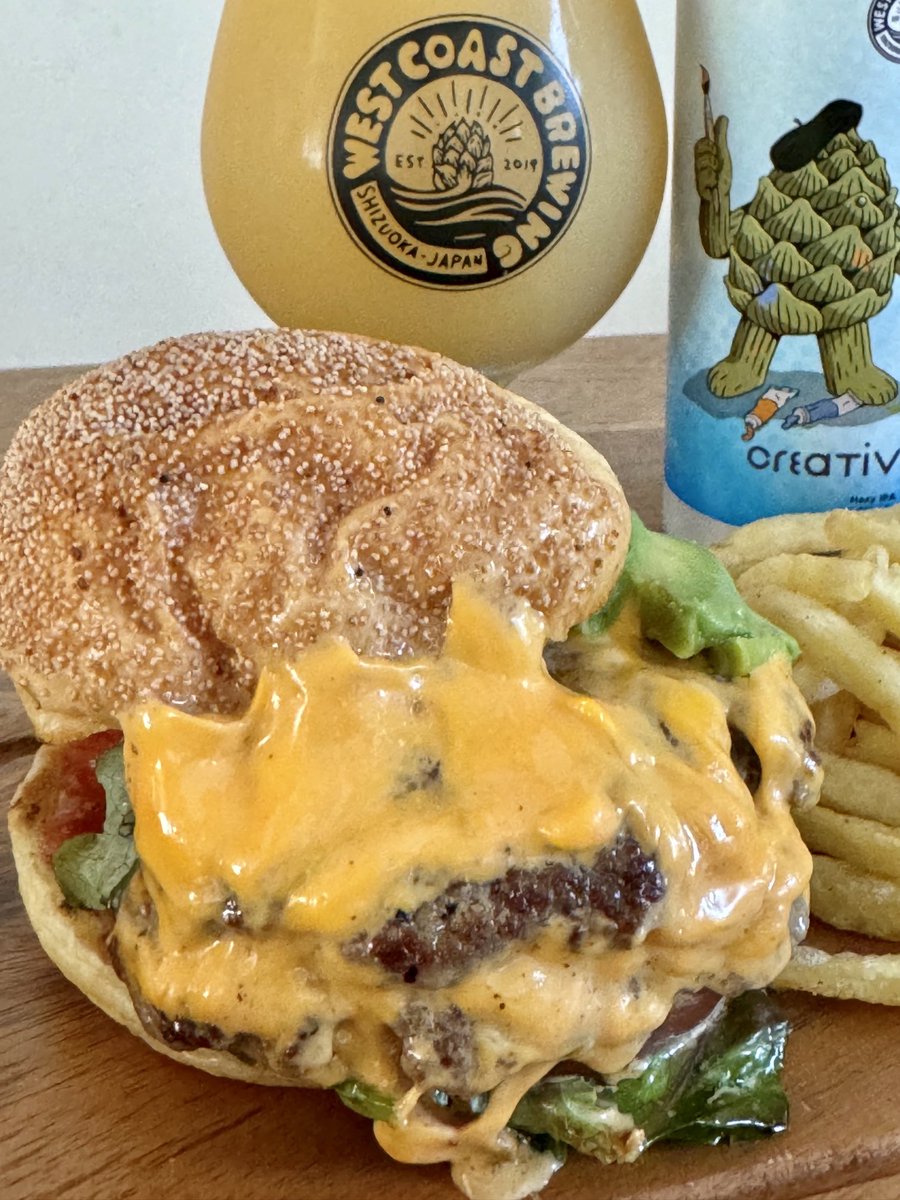 アボカドチーズバーガーと旨ビールで🍻

#ハンバーガー 
#westcoastbrewing 
#ビール