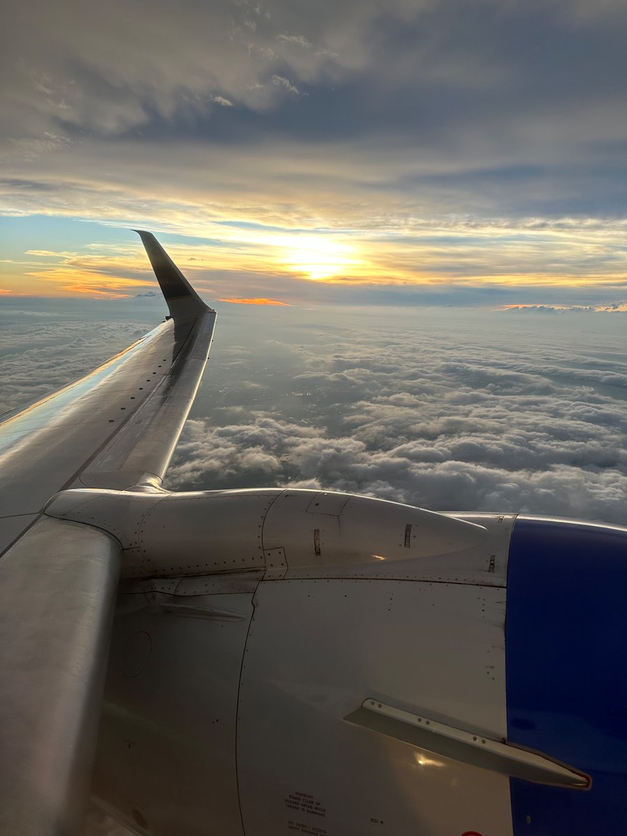 xpdrstby's tweet photo. When I couldn't get to work, my hometown airline stepped up! Thanks to captain Robert and first officer Dan at @united for the warm welcome on UA2069, the cabin crew for the hospitality, and captain Adam for suggesting the flight. For the Alliance! Hope to fly for UA one day. https://t.co/ny0izOSJXH