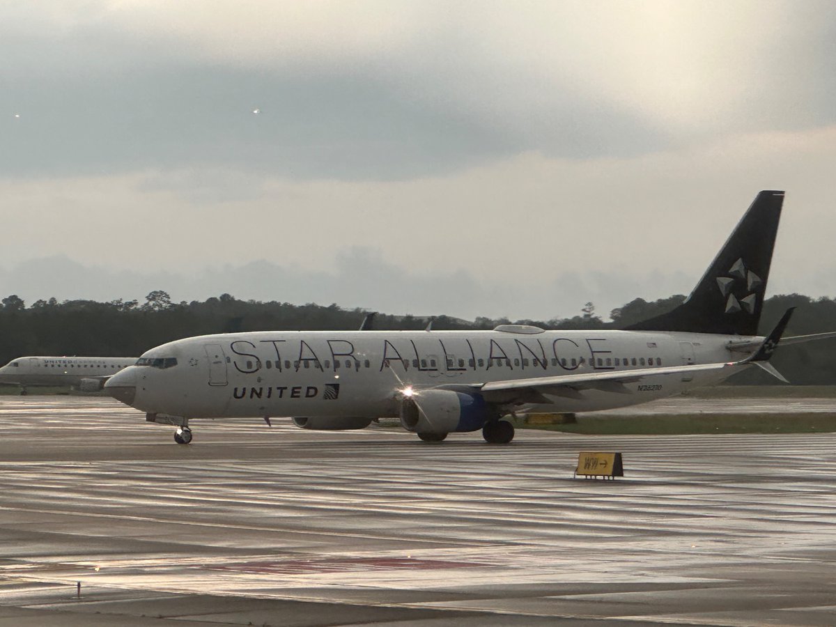 xpdrstby's tweet photo. When I couldn't get to work, my hometown airline stepped up! Thanks to captain Robert and first officer Dan at @united for the warm welcome on UA2069, the cabin crew for the hospitality, and captain Adam for suggesting the flight. For the Alliance! Hope to fly for UA one day. https://t.co/ny0izOSJXH