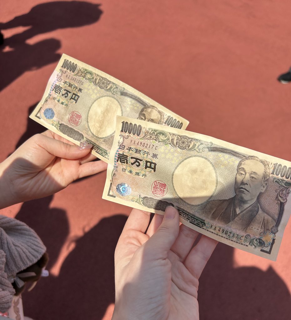 kai_tyo_a_na's tweet photo. お金💴を洗ぅと1000倍になるとぃう幻の泉ｳｫ前にしたｸﾘｰﾏﾝ勃ち（ひろし）は、当たり前かのよｩに✨💸1万円💸✨を取り出し、じゃぶじゃぶ‼️と漬け込み、ﾋﾞﾁｬﾋﾞﾁｬ💦の札ｳｫ乾かすことに大変頭を悩ませました😥💧

【※示し合わせたかのョｳに一斉に1万円札ｳｫ取り出す集団、正直、異様】 https://t.co/7WQAw8LSf2
