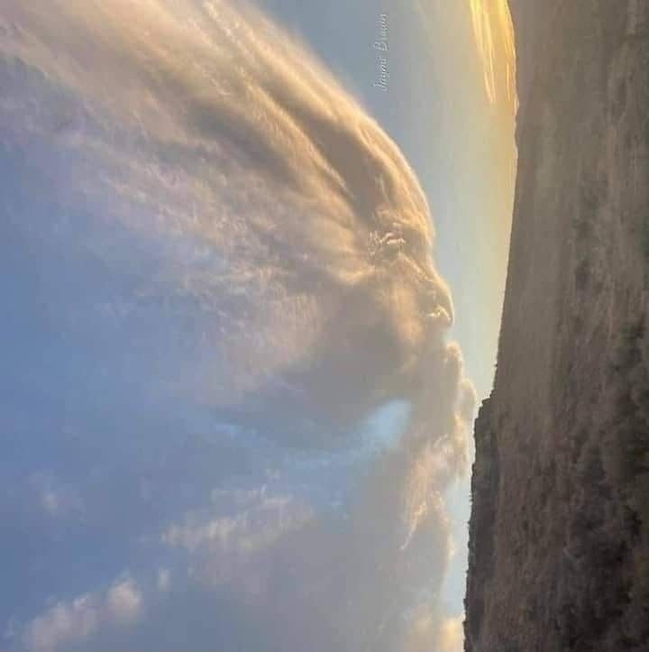 This photo is impressive. The sky is whispering to the Earth!!🌍💙💓