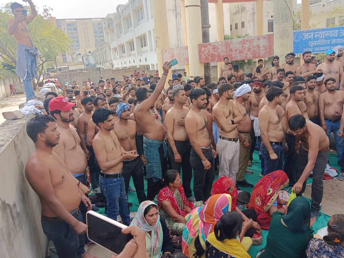 RinkusainiSain3's tweet photo. आज दिनांक 16/03/2024 शनिवार युवा मित्र बहाली की मांग को लेकर जयपुरिया अस्पताल के पास टंकी पर चढ़े हुए है!
टंकी पर अन्य युवा मित्र साथियों ने अर्धनग्न प्रदर्शन कर सरकार से बहाली की अपील की
#युवा_मित्रों_को_बहाल_करो
#दुखी_युवामित्र_टंकी_पर_चढ़े
#राजस्थान_में_युवामित्र_टंकी_पर https://t.co/tM2inMazNZ