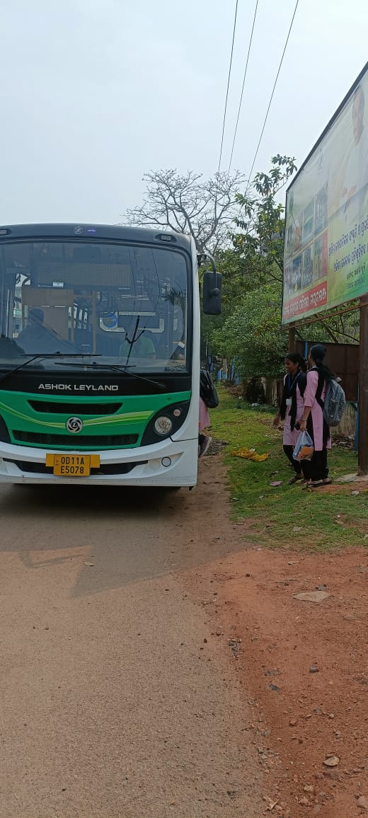 On demand of students at Public Grievance Cell, #LAccMI bus service starts for hostel students of Govt Women's college Baripada from Murgabadi Golei area @LAccMI_Odisha @CMO_Odisha @gapg_dept @STAOdisha @rtomayurbhanj #Mayurbhanj #Odisha