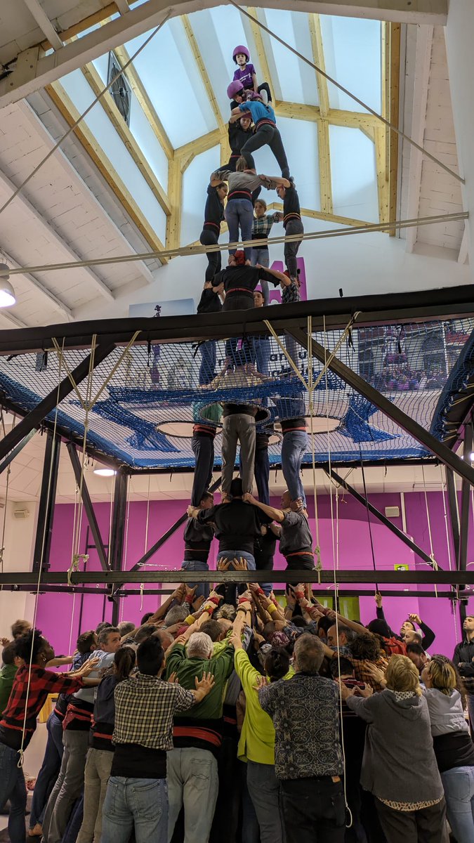 revistacastells's tweet photo. Els @moixiganguers fan el 4de8 sencer a assaig i proves de folre.
▶️ Seguiu l'actualitat castellera a la nostra secció Hora a Hora:
👉 https://t.co/dCtJdiHgJY 
#castellers #castells https://t.co/3BxMvYXie4