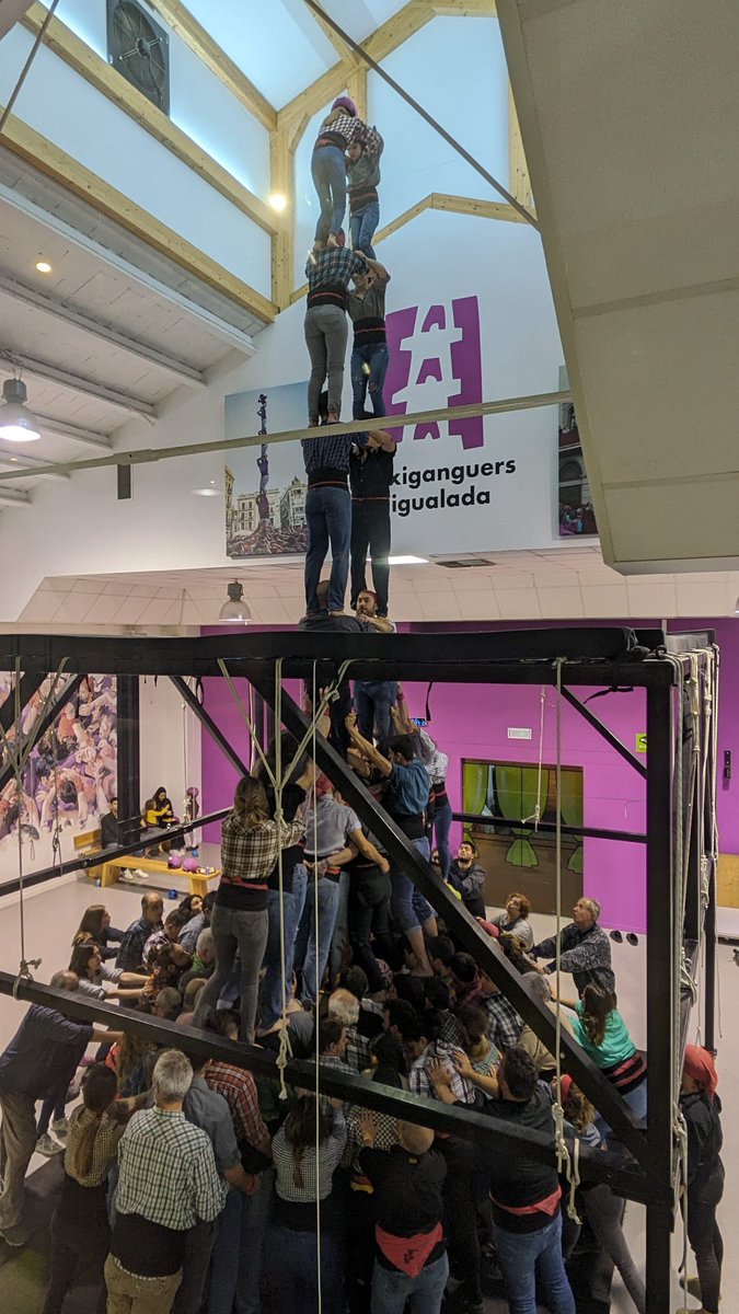 revistacastells's tweet photo. Els @moixiganguers fan el 4de8 sencer a assaig i proves de folre.
▶️ Seguiu l'actualitat castellera a la nostra secció Hora a Hora:
👉 https://t.co/dCtJdiHgJY 
#castellers #castells https://t.co/3BxMvYXie4