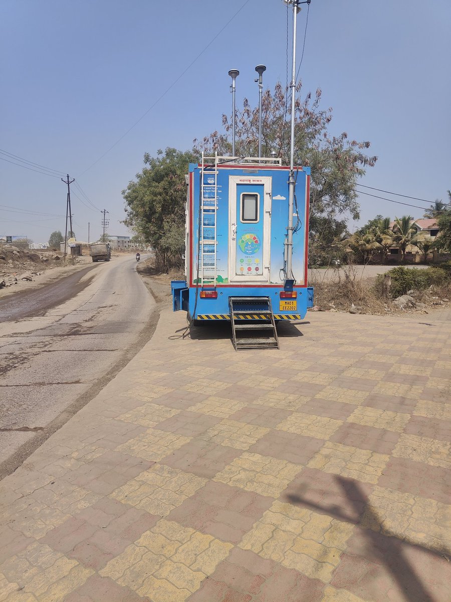 Shubho60873237's tweet photo. In Bawdi Road area we got the air quality checking van to check the air quality because of the dumpers...but dumper association and other high authorities put water in the road so now dust is not visible .. seriously..you guys are playing such nasty games and want to kill us.. https://t.co/73g7fuXy2X