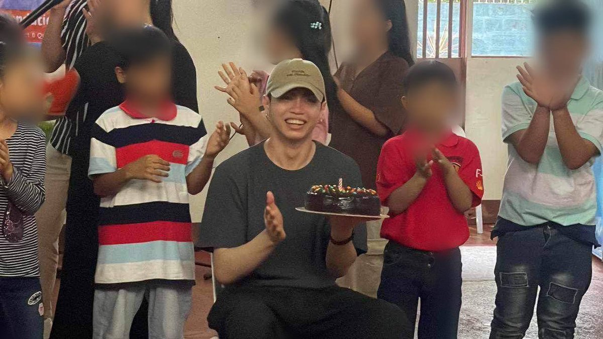 teamdreiofc's tweet photo. Drei celebrated his birthday once more in the best way he knows โ with the joy of giving support to children and seeing the smiles in their faces in real time.
The children gathered around to sing Drei a happy birthday!
#BeADream21
#BrightestStarDrei
#Drei_Amahan https://t.co/4bmgA2OIFC