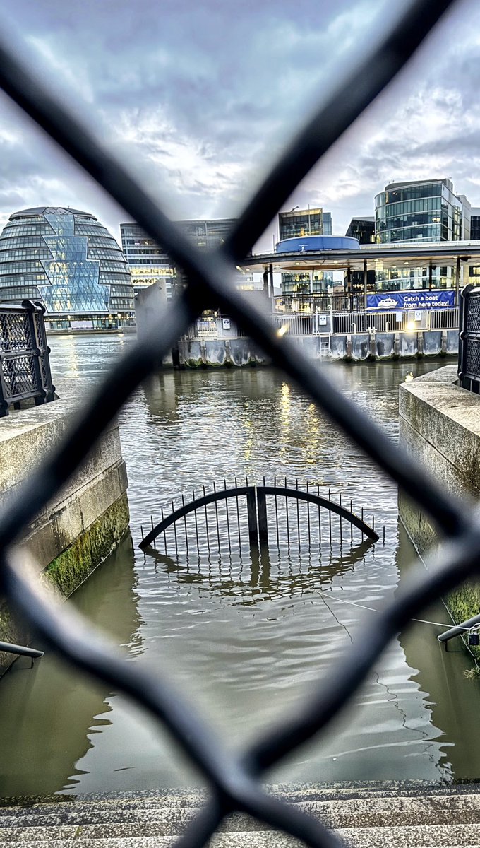 The pool of London is full this morning on the day of #SuperSaturday #6Nations @TowerBridge