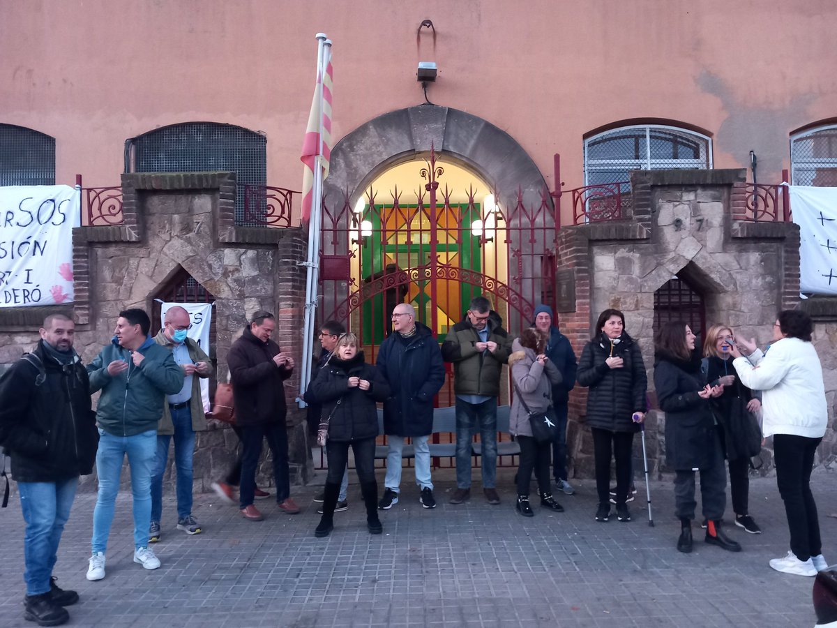 Dones sigue en pie de guerra.  Segundo día de cierre. DIMISION YA!!!
VA POR TI NURIA
  <a href="/gemmaubasart/">gemma ubasart</a> <a href="/acaldero2/">Amand Calderó</a>