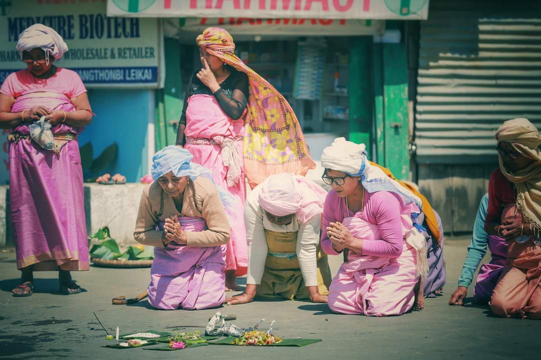 Dee_Sharma11's tweet photo. #Lamta Thangja Saroi Khangba numit asida #Meitei eikhoigi saroi ngaroi oiriba 🍪sing tumna tanthokpa oirasanu🙏Every saturday in this month saroi-ngaroi,laimu-tinmu(spirits) are appeased by offer of food in hope that coming year would flourish without inviting trouble from them https://t.co/Q4TvaND5IM