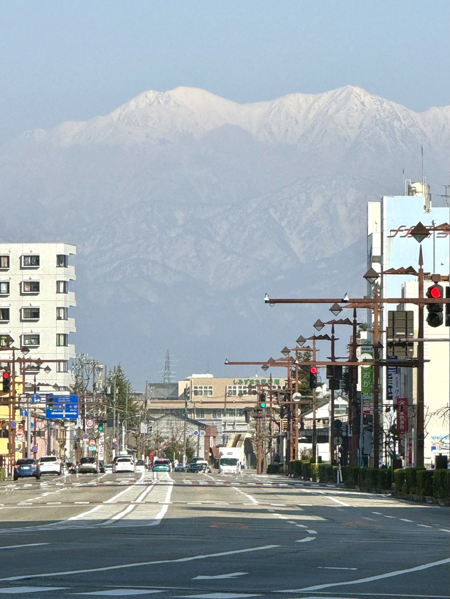 toyamacitykanko's tweet photo. 春霞にうっすら浮かぶ立山連峰 https://t.co/2CjsHIpVYF