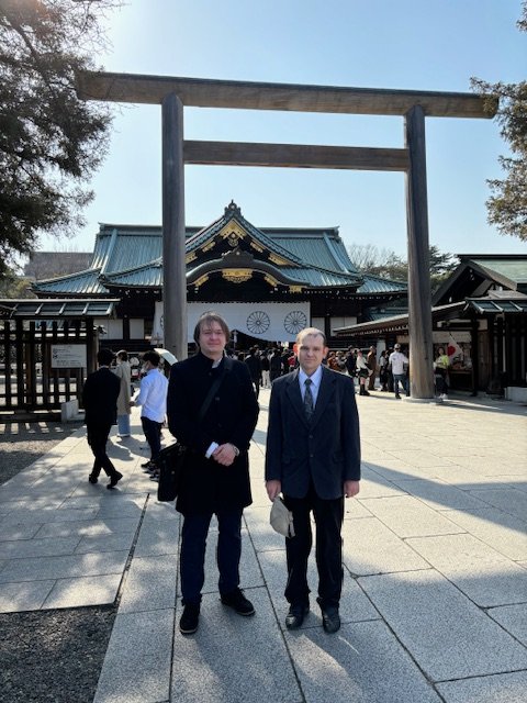 ナザレンコ・アンドリー🇺🇦🤝🇯🇵 on X: "本日はグレンコさんと靖国神社参拝。 原宿の東郷神社は、人生初めて参拝した所。靖国神社は、日本で初めて講演した所（2016年）。  https://t.co/cBcTFY1INC" / X