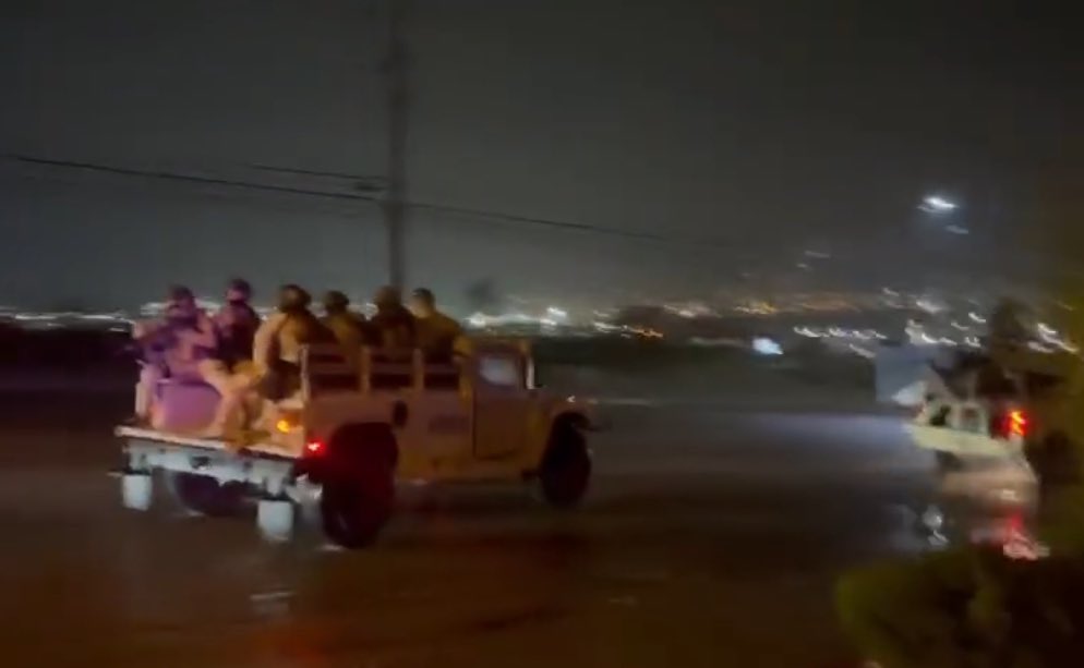 sonorainformat's tweet photo. ⚠️🚨#Nogales | Capturan a ‘El 50’ de #LosDemonios del #CDS tras un operativo por fuerzas especiales @SEDENAmx
Gilberto Martínez Rentería, #El50, fue capturado a las 20 horas y vestía tenis blancos, pantalón azul, chamarra vino y playera roja. Sancionado en 2021 por @USTreasury https://t.co/AjGJTSOYGt