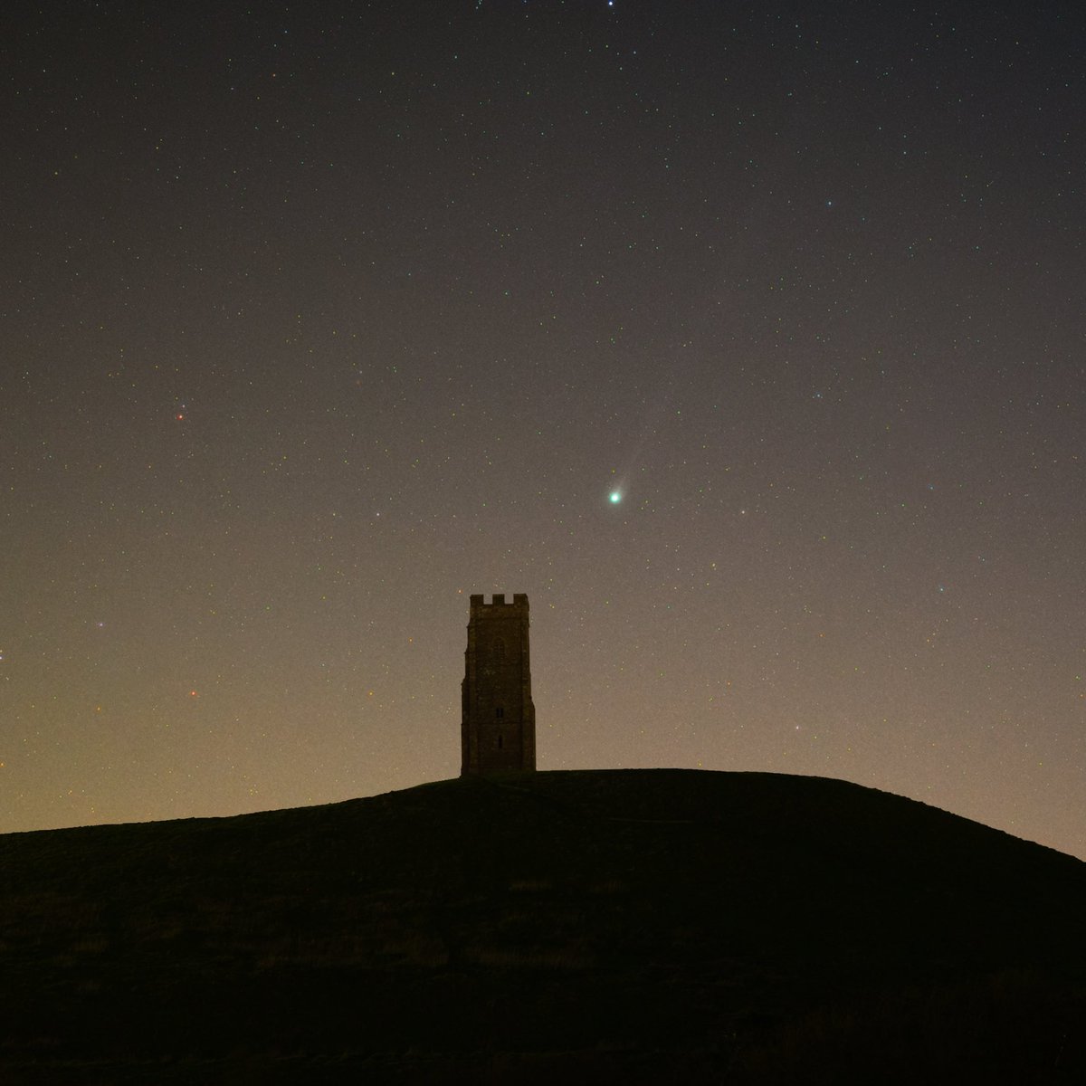 Josh_Dury's tweet image. Comet 12P/Pons-Brooks &amp;amp; Glastonbury Tor 🫶🏻

#comet #devilscomet #astrophotography #glastonburytor #Somerset #astrophoto #youresa #nasaapod