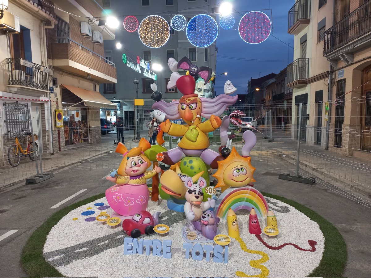 SLTraveling's tweet photo. The #Fallas2024 festival has started in #Valencia! 🎉🇪🇸

It's the city's biggest annual festival with street parties, fireworks and these impressive statues being placed all over the city.
If you ever want to visit read:
https://t.co/3JdqIAO1ug https://t.co/5CxS1HqCnw