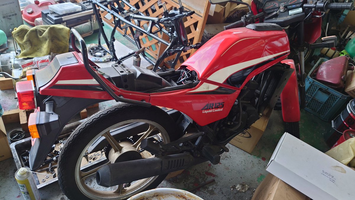 Iq82N4nef6G5pup's tweet image. #2スト
#レア車輌
バイクの自賠責保険の発行手続きにバイク屋さんに来たら、修理に入っていたカワサキAR125に遭遇✨
レアな2スト車に輪をかけ、カワサキの数少ない2ストという事で思わず写真を撮りました(笑)眼福、眼福w