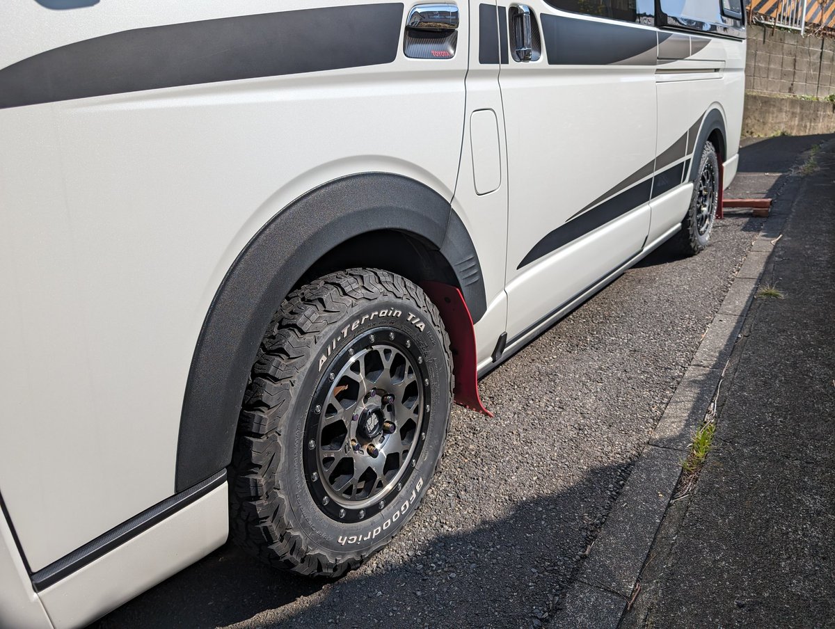 westlakebbsm's tweet image. タイヤ交換完了！
久し振りにA/Tタイヤだけど
こんなにロードノイズあったっけ？
でもやっぱりこっちの方がカッコいいし安心感あるね

#腰が痛い