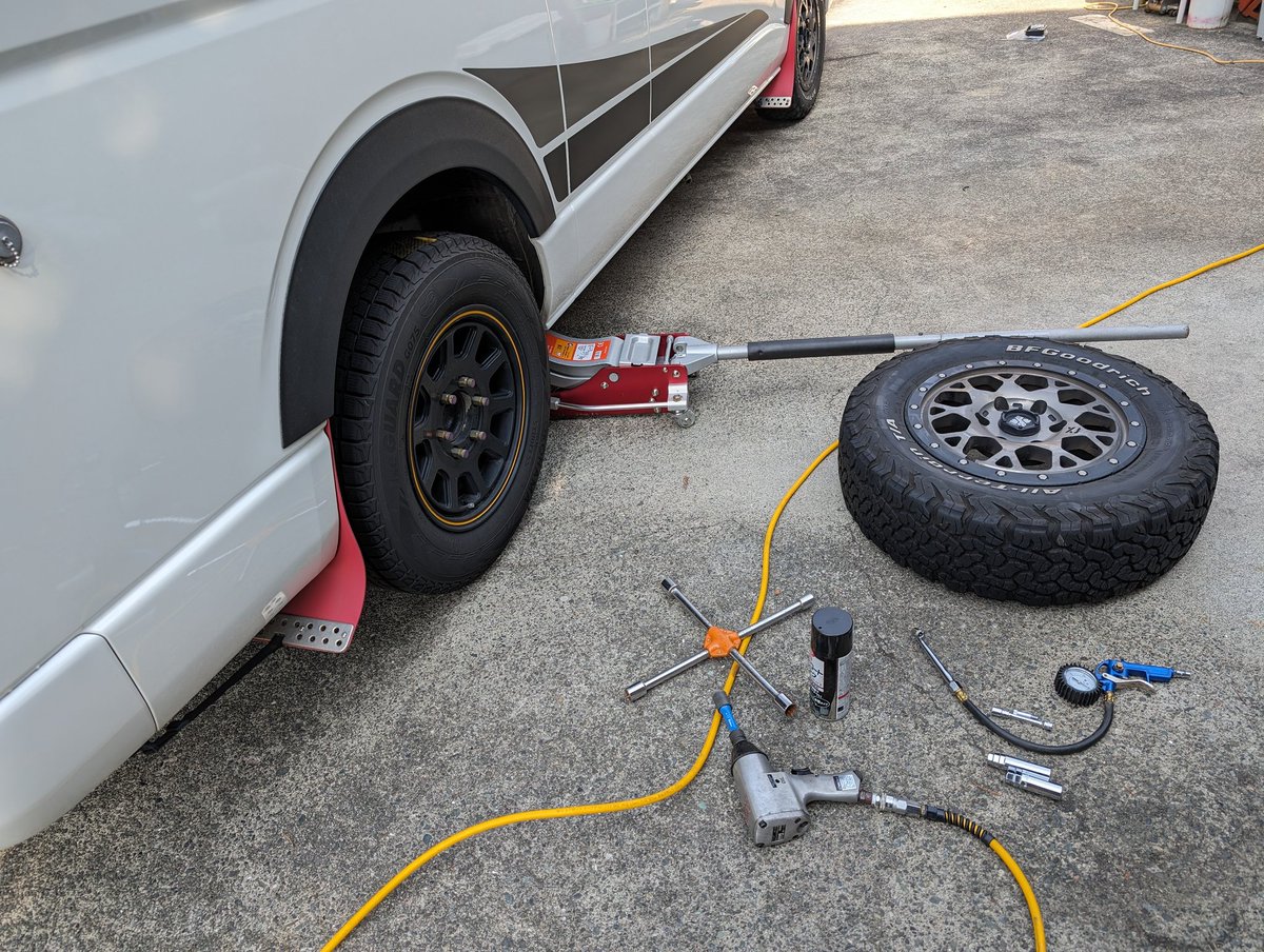 westlakebbsm's tweet image. タイヤ交換完了！
久し振りにA/Tタイヤだけど
こんなにロードノイズあったっけ？
でもやっぱりこっちの方がカッコいいし安心感あるね

#腰が痛い