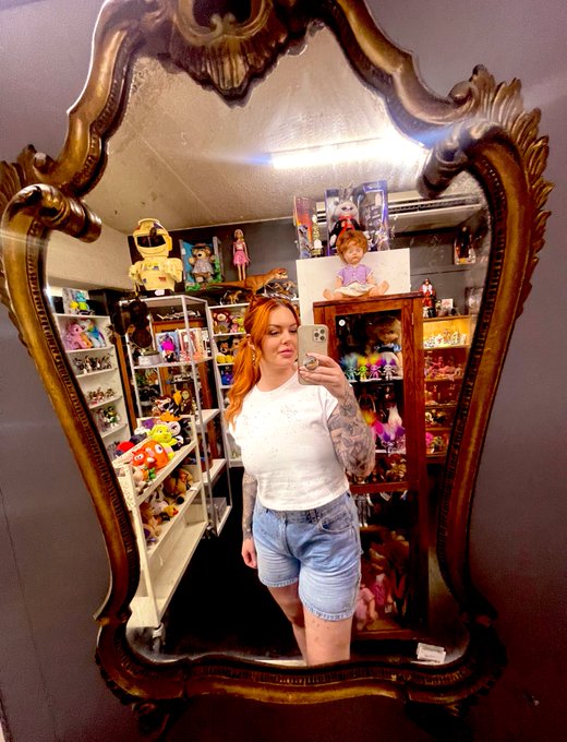 Melbourne are you ready for me?  This Tuesday, Wednesday and Thursday 🎉  Pic of me antique shopping in<a href="/tag/starwars"class="tags"><span>#starwars</span></a><a href="/tag/bobafett"class="tags"><span>#bobafett</span></a>