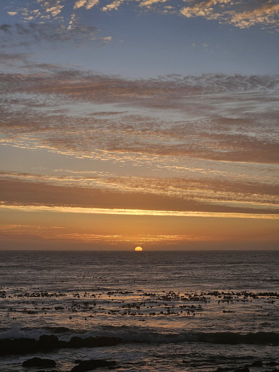 Derick_Cape's tweet photo. #sunset #westcoast #homeview #beachlife #CapeTown 🇿🇦📸 https://t.co/8I69FMIsIY
