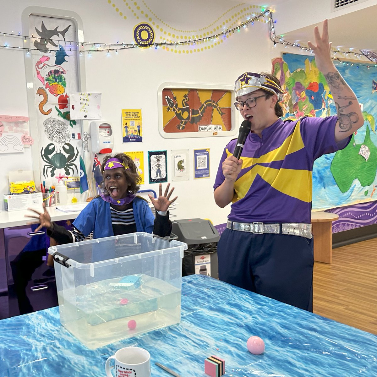 In a recent Starlight TV live stream in Darwin, Captain Starlight welcomed a very special guest. Rodriguez, also known as ‘The Crock Wrangler’ co-hosted his very own stream of the popular Starlight Express Room game ‘Sink or Swim’.🐊