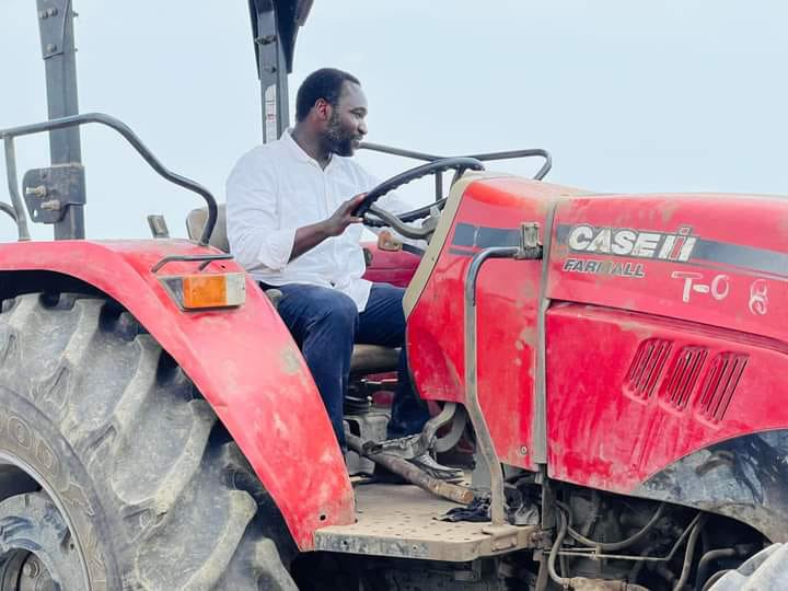 aadumbuya's tweet photo. Yesterday, the Hon. Minister of Agriculture and Food Security @hmkpaka and Dr Kandeh Yumukella @KYumkella kicked off the planting season in Tormabum on a 52,000 ha of fertile boli land and our ring will work on a 1,000 ha of boli land for this farming season.. #GHAL https://t.co/tx304IlThS