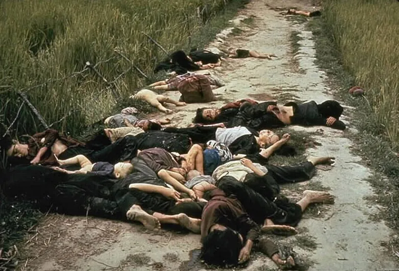 Asiablog_it's tweet image. #16MARZO 1968 🇻🇳

Massacro di Mỹ Lai

In Vietnam, dopo uno scontro a fuoco con dei guerriglieri &quot;Việt Cộng&quot;, il tenente William Calley ordina una rappresaglia contro un villaggio di contadini: gli americani massacrano tra 347 e 504 civili inermi, in gran parte donne, vecchi e…