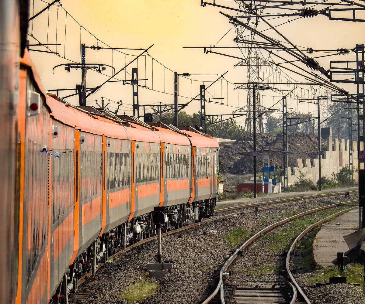 Curving Curving #VandeBharatExpress !

Inframe - #NewJalpaiguri to #Patna #Saffron #VANDEBHARAT Exp is curving towards its next halt  !! 

#NFRailEnthusiasts
@drm_kir | @RailNf | @RailMinIndia