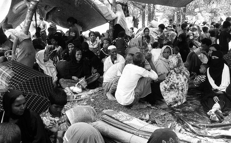 azshamim82's tweet photo. No one willingly deserts their home for a strange land. Circumstances compel them to flee to become refugee without their choice. Refugee isn’t a faceless crowd. It’s a crowd made of living & breathing people just like us.
#ShowYourSolidarity
#StandWithRefugee
#StandWithRohingya https://t.co/mKNk06vqvP
