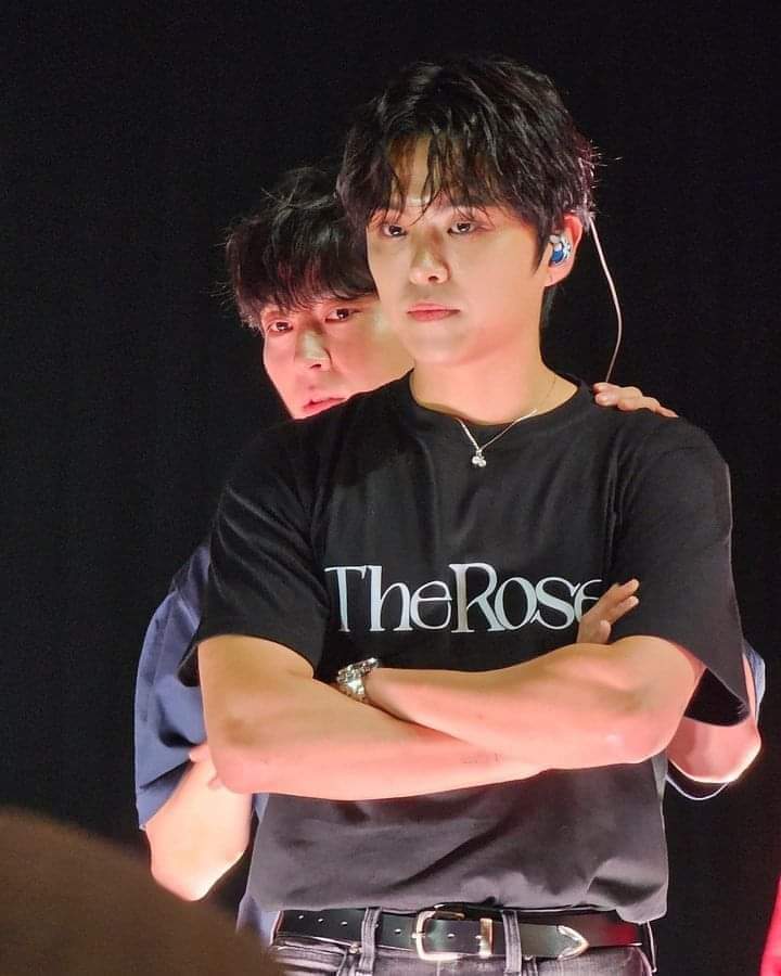 ai_rose_u's tweet photo. Kuya nyong takot 😄 🤣 ang cute! 🤍💙🩷❤️🖤
#woosung #hajoon #jaehyeong #TheRose #cttoofphotos https://t.co/bPZoHTSR3I