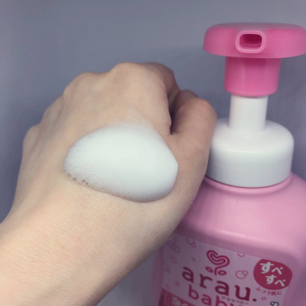 oteoteiotei2's tweet image. アラウ ベビー泡全身ソープ
#使用レビュー
赤ちゃんの頭から足先まで全身洗える泡全身ソープです。片手でプッシュできて泡立て不要なので楽ちんです。容量は450ml。
ラベンダーとライムの天然精油の香りで、ふわっとさりげなく良い匂いがします。

#pr