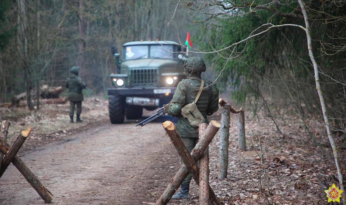 VirtualBrest's tweet image. Военнослужащие готовятся к выполнению учебно-боевых задач на местности 

virtualbrest.ru/news129092.php

В ходе проверки боевой готовности военнослужащие одного из подразделений механизированной бригады прибыли в назначенный район. Личный состав расположился на местности, обо 
#brest_by