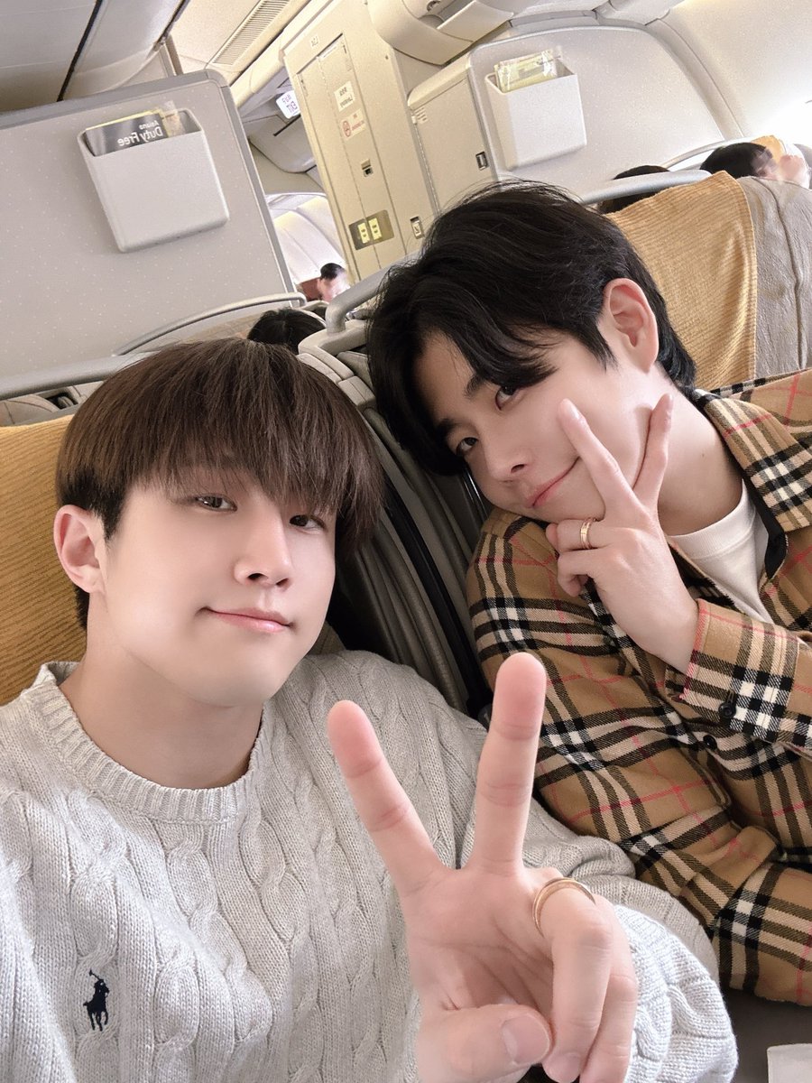 offclASTRO's tweet photo. 일본으로 간다아아아!!! ㅎㅎ 다녀오겠습니다😍 
#아스트로 #진진 #엠제이 #레츠고 https://t.co/eVPCFZhSeN